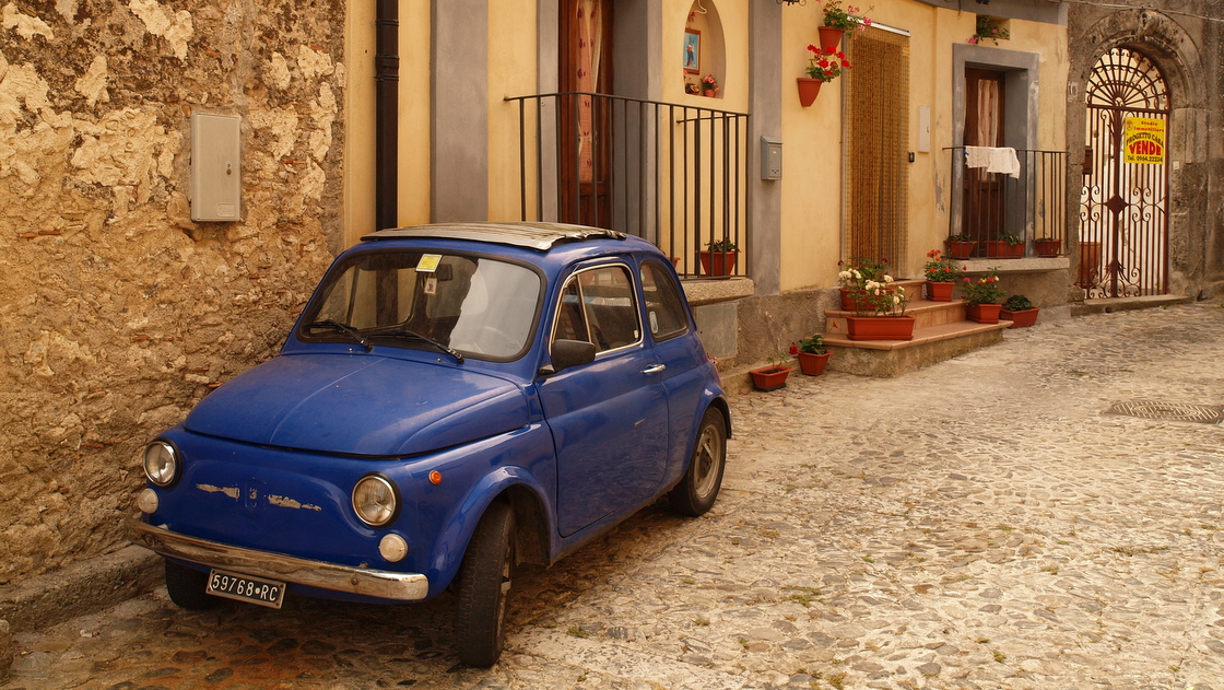 コンパクトさではフィアット500が上だが、エンジンはローバーミニより非力