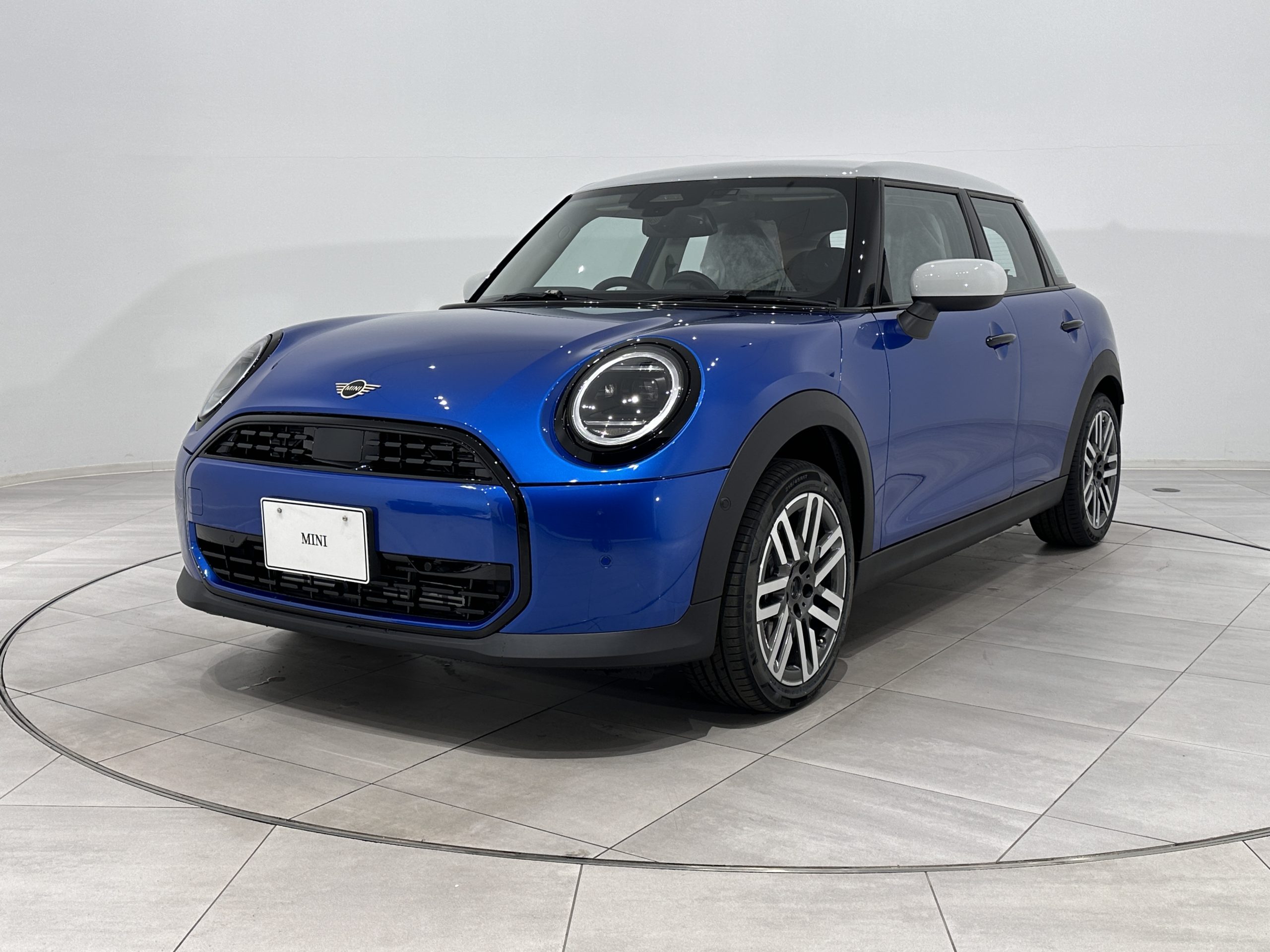 【新車】THE NEW MINI COOPER C 5DOOR.