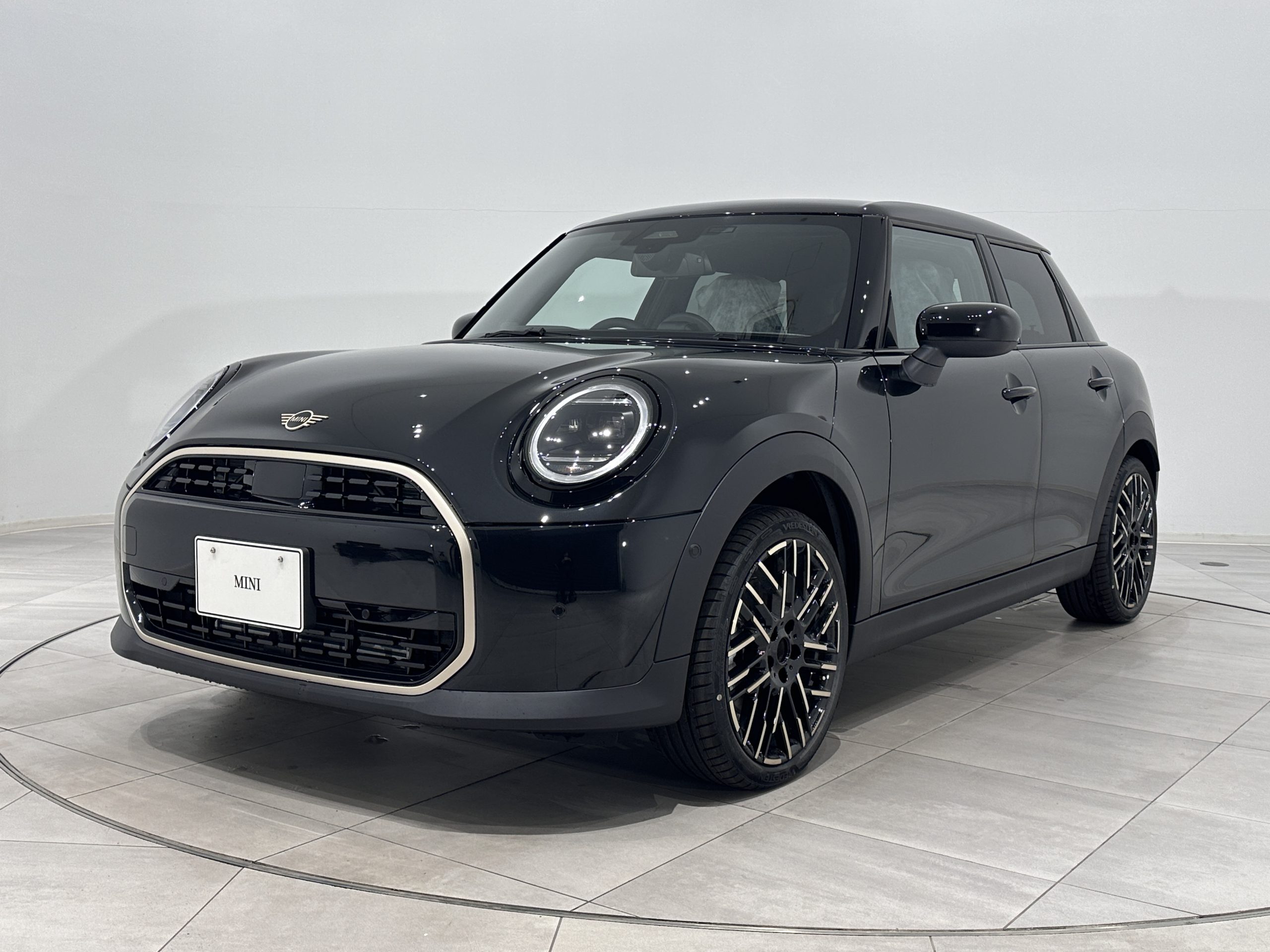【新車】THE NEW MINI COOPER C 5DOOR.