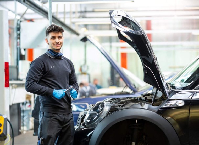 ミニクーパーの1年点検は義務？ どんな項目をチェック、整備しているの？【ディーラーメカに聞きました】