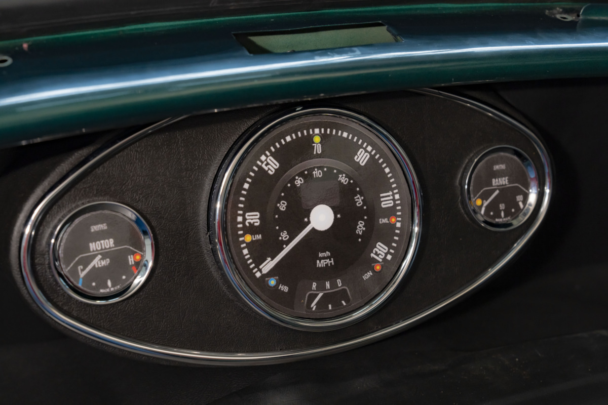 スミス製メーターのデザインも残しながらEV仕様にカスタマイズ