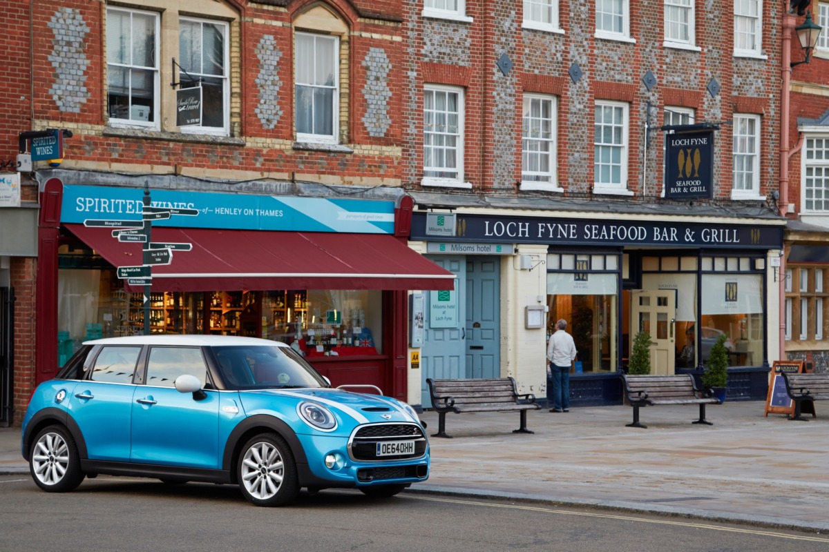 ミニ5ドア購入者の30～40%弱が女性