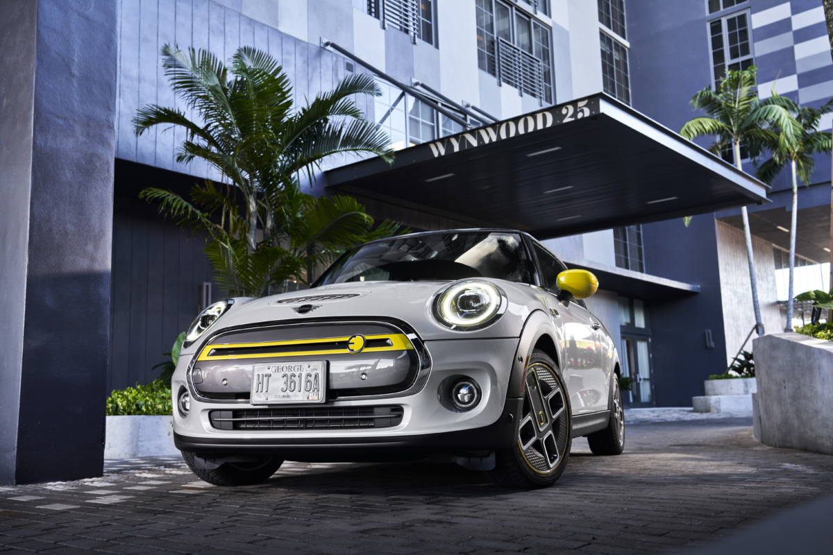 ミニ初のピュアEV ミニ3ドアクーパーSEの日本導入はいつ？