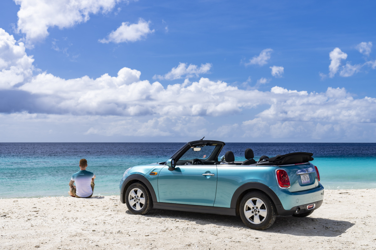 キュラソー島で撮影されたカリビアンブルーのミニコンバーチブル