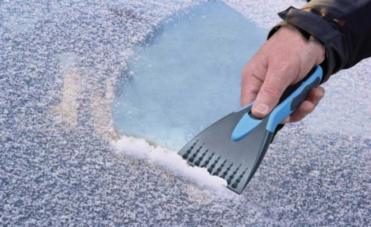 ガラスの霜取りにはアイスクレイスパーや凍結防止カバーが便利