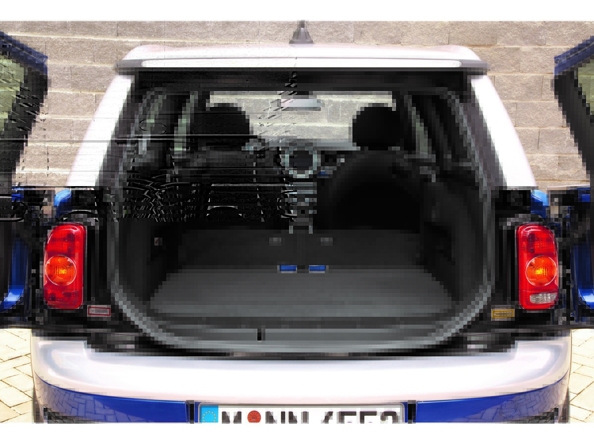 ミニクラブマン（R55）なら2人分のゴルフバッグは余裕を持って収納可能