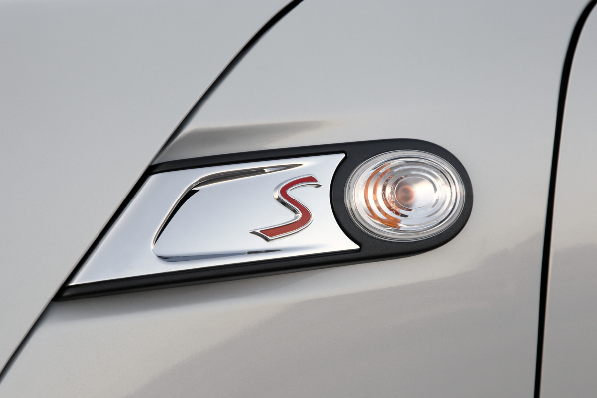 ミニロードスター、ミニクーペはクーパー、クーパーSのグレードのみ設定