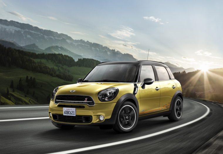 ミニクロスオーバーに夏限定のスペシャルモデル、MarineとSunlightが登場!!